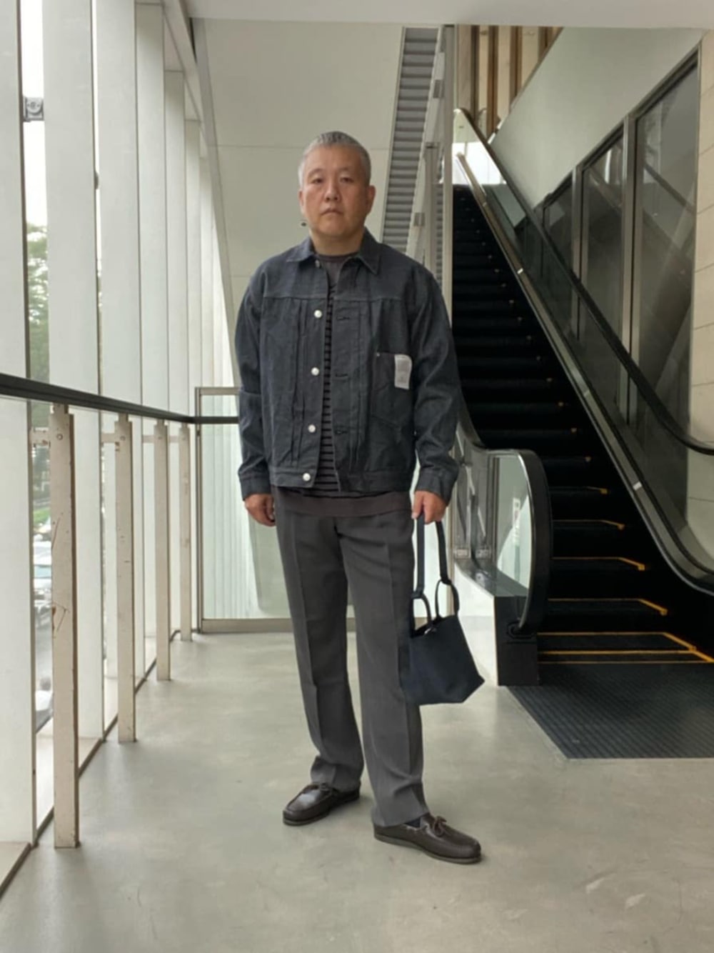 「ベーシック/トラッド、モード、ストリート、トレンド、リラックススタイル、骨格ストレート、united arrows、デニム、ブルゾン」｜「UNITED ARROWSのシオタ スビン デニム ジャケット 「SLOW &　」（デニムジャケット、グレー系）」を使った、dhd1103さん（メンズ・173cm）の秋コーディネートの1枚目の写真
