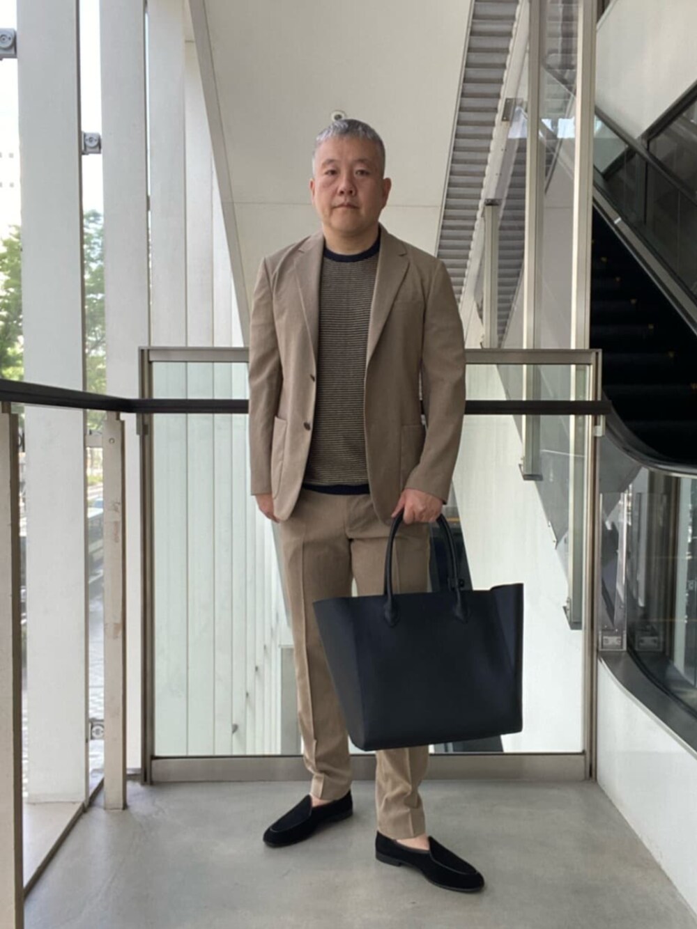 「ベーシック/トラッド、ストリート、トレンド、リラックススタイル、骨格ストレート、夏服、ジャケット、セットアップ、united arrows」｜「UNITED ARROWSのヴァンプ スエード スリッポン（スリッポン、ブラック系）」を使った、dhd1103さん（メンズ・173cm）の春コーディネートの1枚目の写真