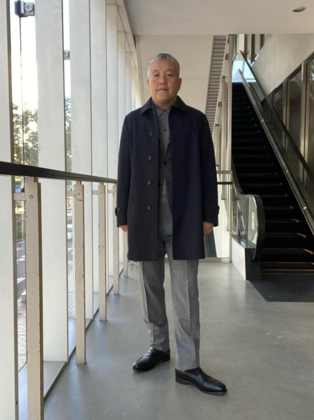 「ベーシック/トラッド、モード、ストリート、トレンド、リラックススタイル、ニット、骨格ストレート、united arrows、ジャケット、コート、冬服」｜「UNITED ARROWSのテック フランネル バルカラーコート（ステンカラーコート、ブルー系）」を使った、dhd1103さん（メンズ・173cm）の秋コーディネートの1枚目の写真