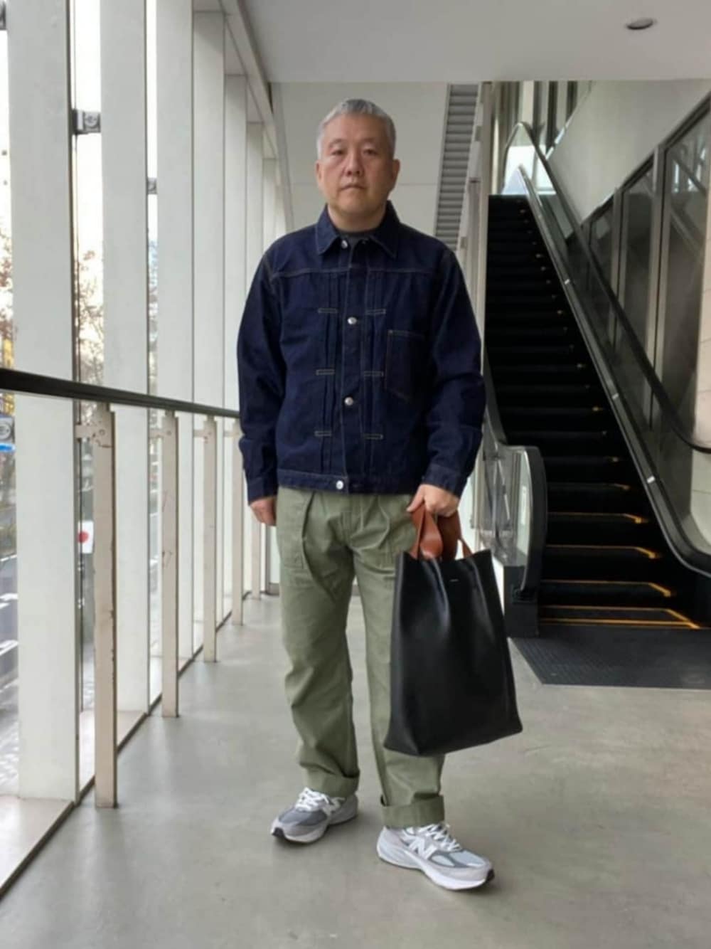 グレー系のスウェット、グリーン系のその他パンツ、グレー系のスニーカーを着用したメンズの冬コーディネートの1枚目の写真