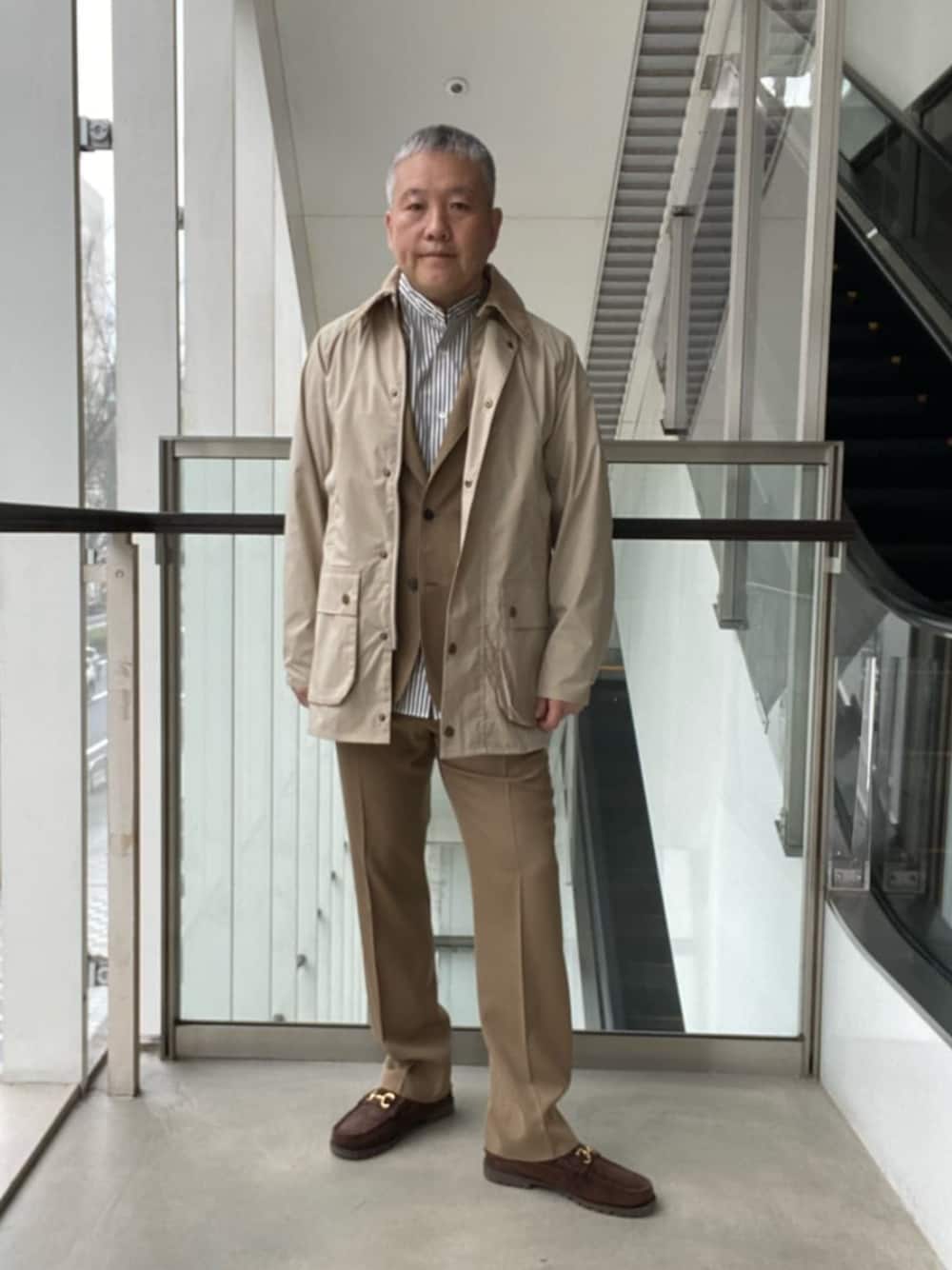 「ベーシック/トラッド、モード、ストリート、トレンド、リラックススタイル、ニット、ジャケット、セットアップ、united arrows」｜「UNITED ARROWSのトーマスメイソン グリーン ロンドンストライプ バンドカラーシャツ（シャツ/ブラウス、グリーン系）」を使った、dhd1103さん（メンズ・173cm）の冬コーディネートの1枚目の写真