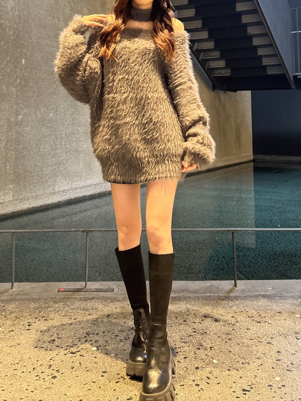 ブラック系のその他シューズ、グレー系のニット/セーター、ブラック系のスカートを着用したレディースの冬コーディネートの1枚目の写真