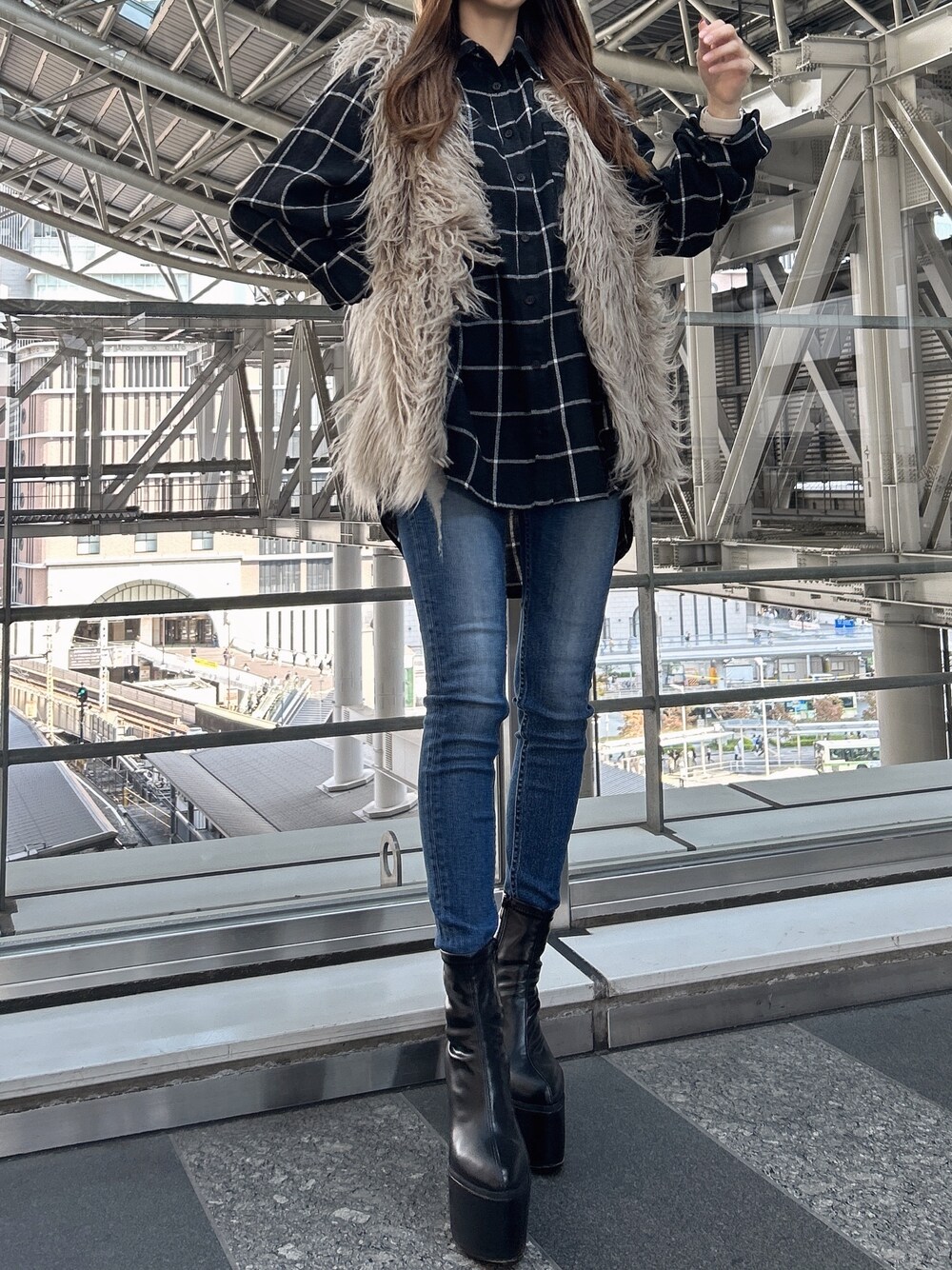 ブラック系のブーツ、その他のベスト、ホワイト系のシャツ/ブラウスを着用したレディースの秋コーディネートの1枚目の写真