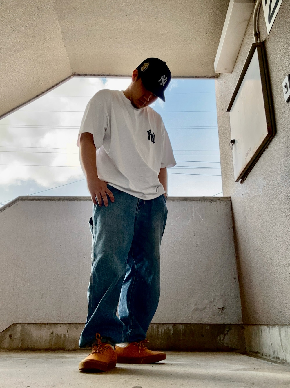 「ストリート、b-boy、NEWERA、ヤンキース、ヤンキースキャップ、ダボパン、ジーンズコーデ、VANS AUTHENTIC、VANS」｜「FREAK'S STOREのアイテム（Tシャツ/カットソー、ホワイト系）」を使った、CHIKA＄HIさん（メンズ・172cm）の夏コーディネートの1枚目の写真