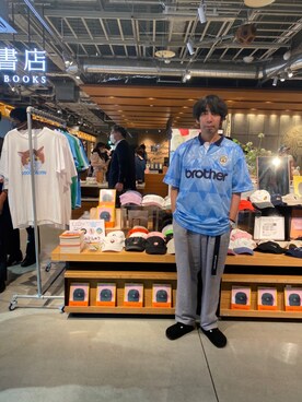 「マンチェスターシティのアイテム（Tシャツ/カットソー、ブルー系）」を使った、goodwalkinuedaさん（メンズ・170cm）の秋コーディネート