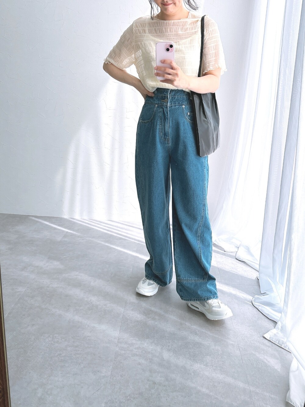 ブルー系のデニムパンツ、ホワイト系のシャツ/ブラウスを着用したレディースの春コーディネートの1枚目の写真