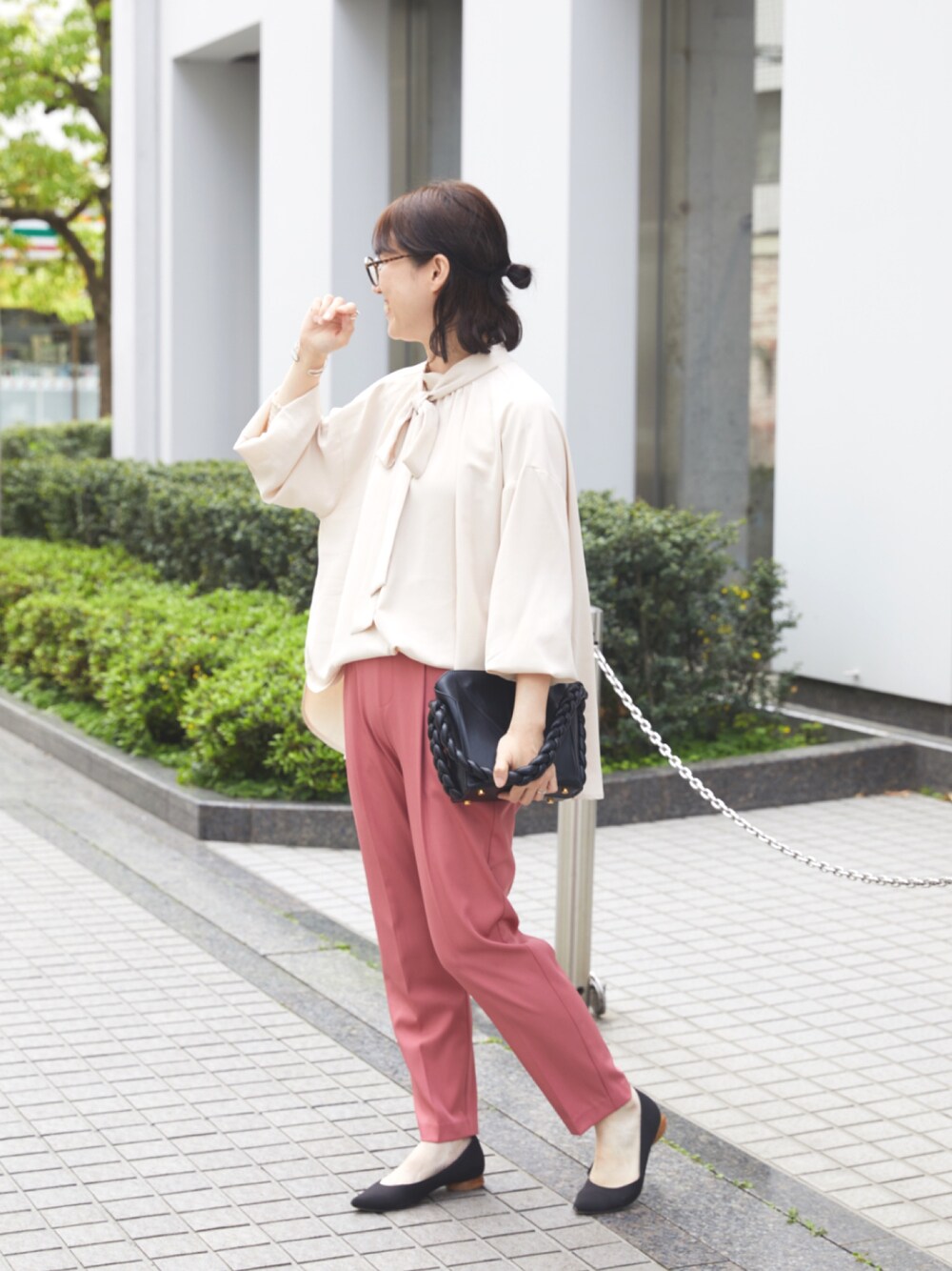 ベージュ系のシャツ/ブラウス、ピンク系のパンツを着用したレディースの秋コーディネートの1枚目の写真