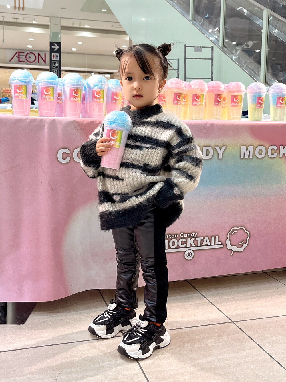「休日スタイル、今日のコーデ、韓国子供服、おしゃれさんと繋がりたい、いいね、save、フォローお願いします🤑、モノトーン、キッズコーデ、キッズファッション、キッズモデル、冬コーデ」｜「miamiaのアイテム（ニット/セーター、ホワイト系）」を使った、miamiaoriginalさん（キッズ・90cm）の冬コーディネートの1枚目の写真