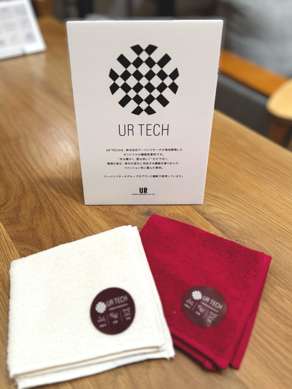 「ハンドタオル、高吸水・抗菌・防臭、URTECH」｜「URBAN RESEARCH DOORSのアイテム（ハンカチ/ハンドタオル、ピンク系）」を使った、RIE/yoshidaさん（レディース・164cm）の春コーディネートの1枚目の写真
