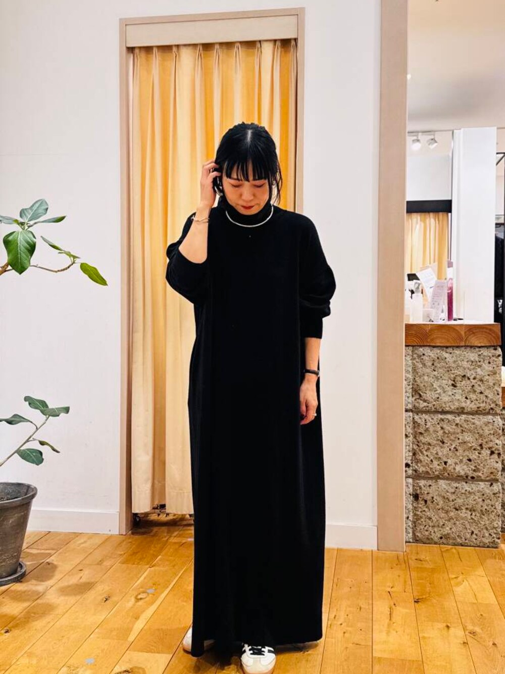 ブラック系のワンピースを着用したレディースの冬コーディネートの1枚目の写真