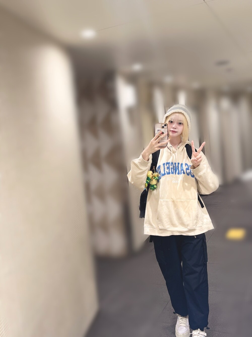 「パンツスタイル、カジュアルコーデ、スポーツミックス、本日のコーデ」｜「H&Mのアイテム（パーカー、イエロー系）」を使った、かのうゆめ莉さん（レディース・162cm）の冬コーディネートの1枚目の写真