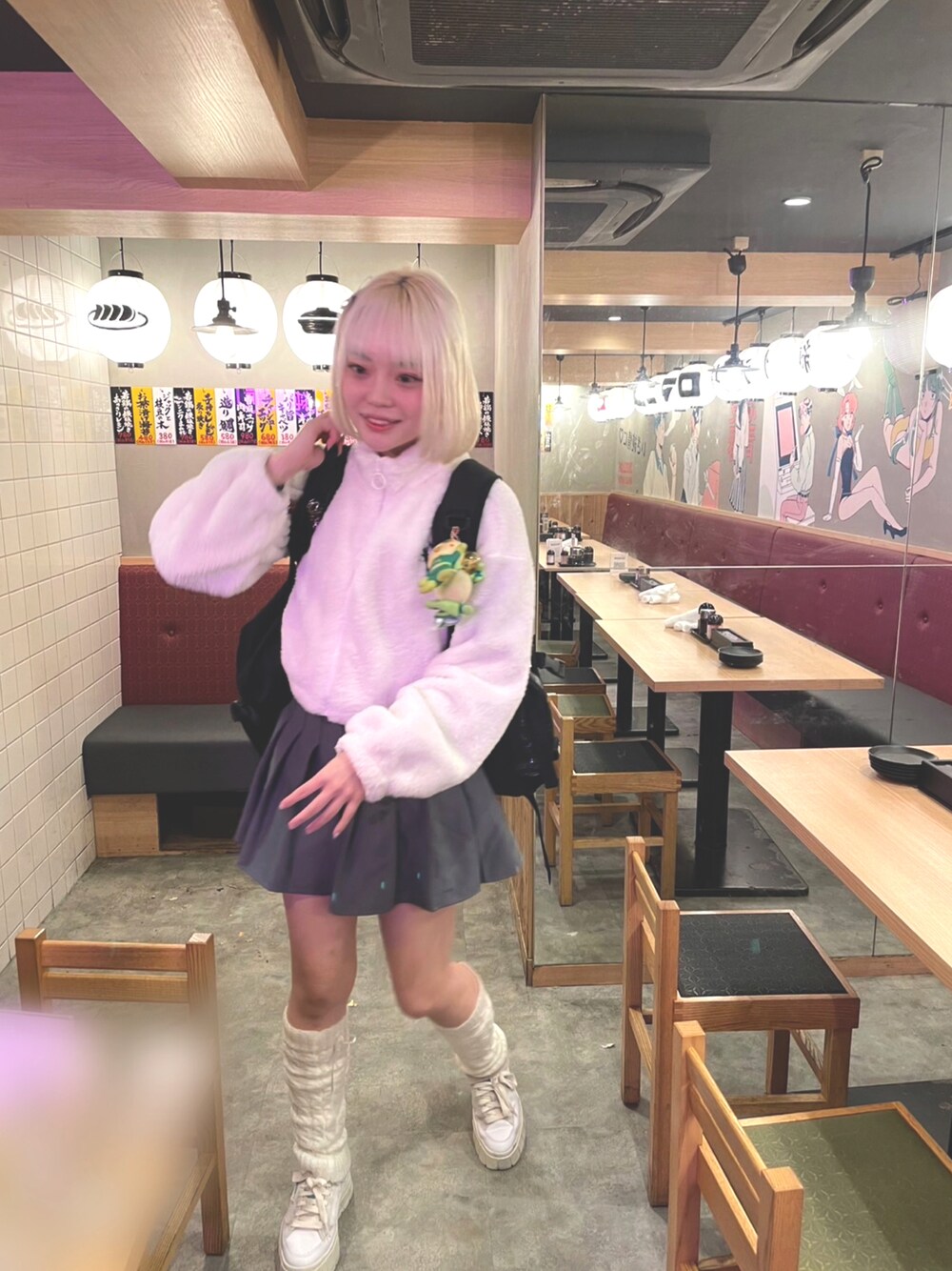 「スカートスタイル、韓国ファッション、今日のコーデ」｜「ANDGEEBEEのアイテム（パーカー、ホワイト系）」を使った、かのうゆめ莉さん（レディース・162cm）の春コーディネートの1枚目の写真