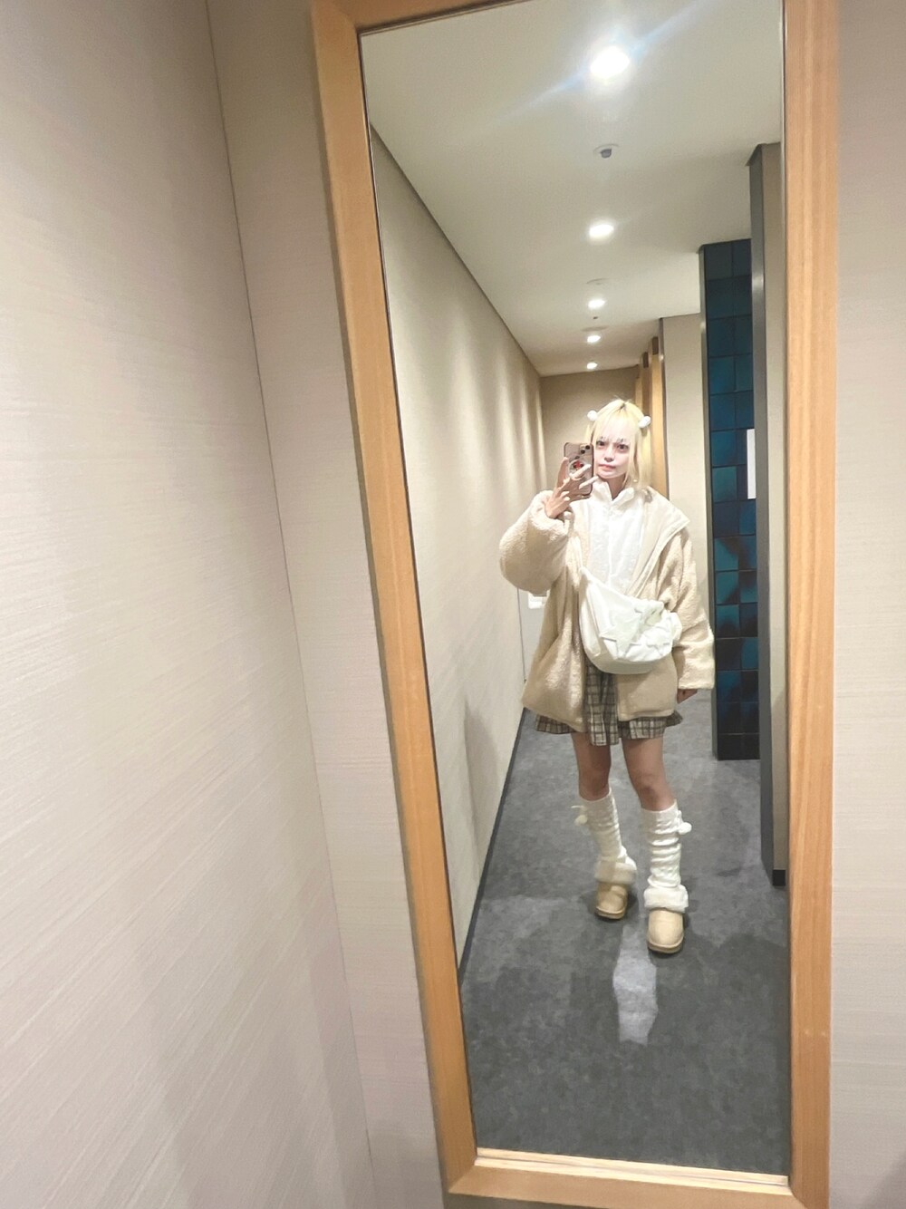 「お出かけコーデ、タートルネック、もこもこ、本日のコーデ、ホワイトコーデ」｜「ANDGEEBEEのアイテム（パーカー、ホワイト系）」を使った、かのうゆめ莉さん（レディース・162cm）の冬コーディネートの1枚目の写真