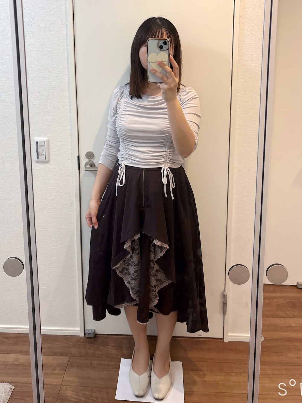 「axes femmeのバイカラーイレヘムスカート（スカート、ブラウン系）」を使った、cacoさん（骨格ウェーブ・レディース・159cm）の春コーディネートの1枚目の写真