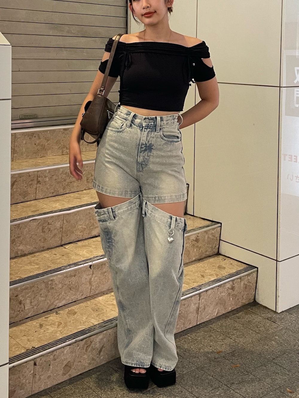 ブラック系のTシャツ/カットソー、ブルー系のデニムパンツ、ブラック系のサンダルを着用したレディースの夏コーディネートの1枚目の写真