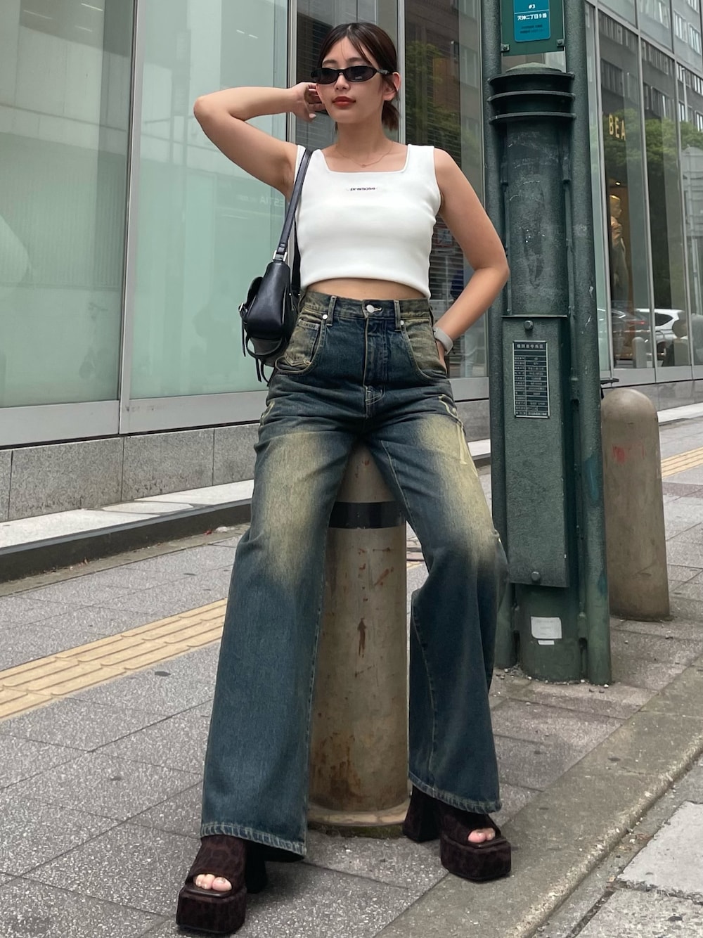 ホワイト系のTシャツ/カットソー、ブルー系のデニムパンツ、ブラウン系のサンダルを着用したレディースの夏コーディネートの1枚目の写真