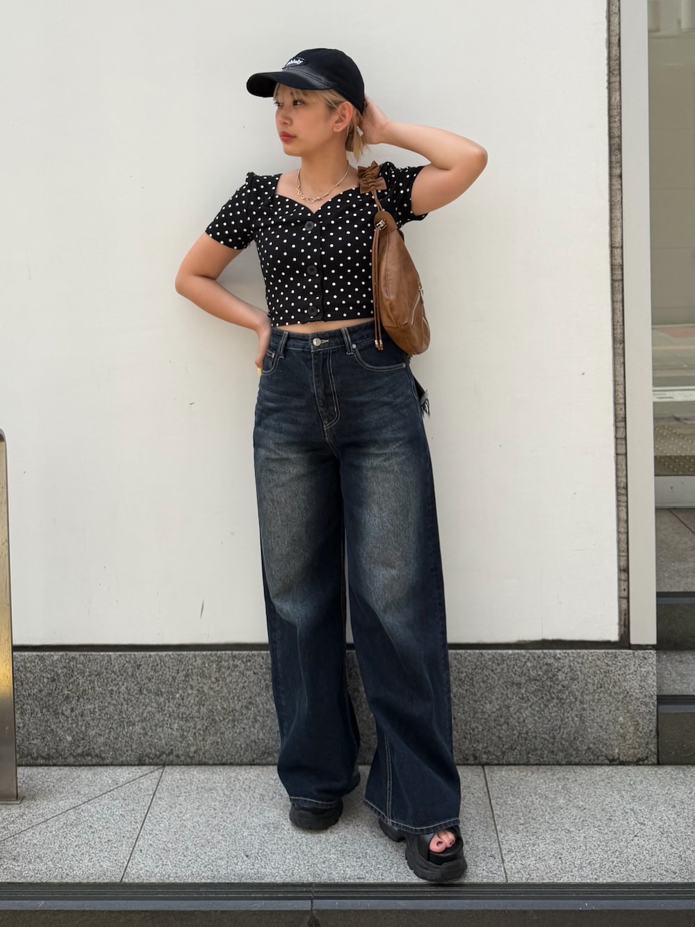 ブルー系のデニムパンツ、その他のTシャツ/カットソー、ブラック系のサンダルを着用したレディースの夏コーディネートの1枚目の写真