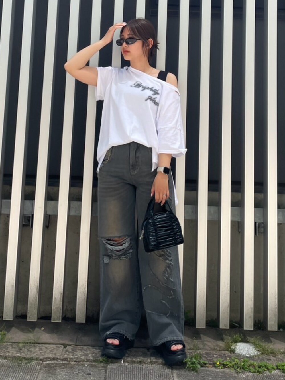 ホワイト系のTシャツ/カットソー、ブラック系のタンクトップ、ブラック系のハンドバッグを着用したレディースの春コーディネートの1枚目の写真