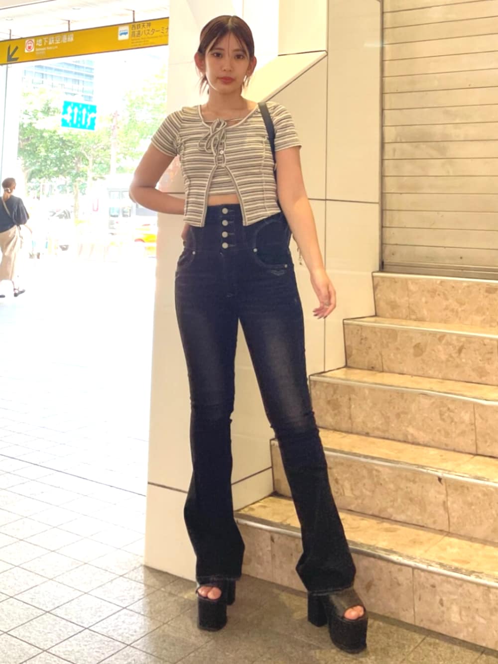 その他のTシャツ/カットソー、ブラック系のデニムパンツ、ブラック系のサンダルを着用したレディースの秋コーディネートの1枚目の写真