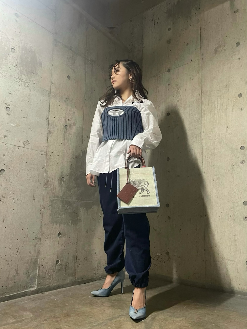 「Diesel、DIESEL ららぽーとTokyo bay、大人カジュアル、パンツスタイル、デニムコーデ、ジョガーパンツ、シャツスタイル、ジョグジーンズ、春夏コーデ、チューブトップ」｜「DIESELのレディース MIXマテリアル トートバッグS（トートバッグ、ホワイト系）」を使った、ほのか丸さん（レディース・160cm）の春コーディネートの1枚目の写真