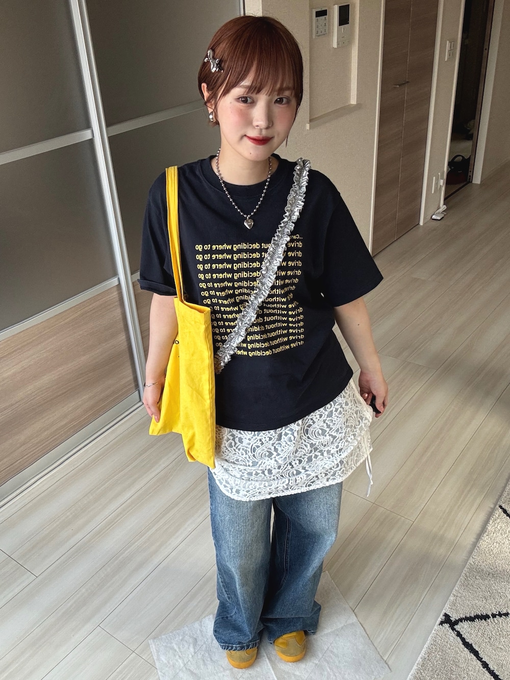 「レイヤードスタイル、レイヤード、レーススカート、レース、Tシャツ、Tシャツ×デニム、Tシャツコーデ、プリントT、差し色コーデ、黄色、カジュアル、カジュアルコーデ、デニム、デニムコーデ、デニムパンツ」｜「Me%の【ストラップシート付き】2SETフリルモバイルストラップ　111617（スマホグッズ、シルバー系）」を使った、あやかさん（骨格ウェーブ・レディース・162cm）の春コーディネートの1枚目の写真