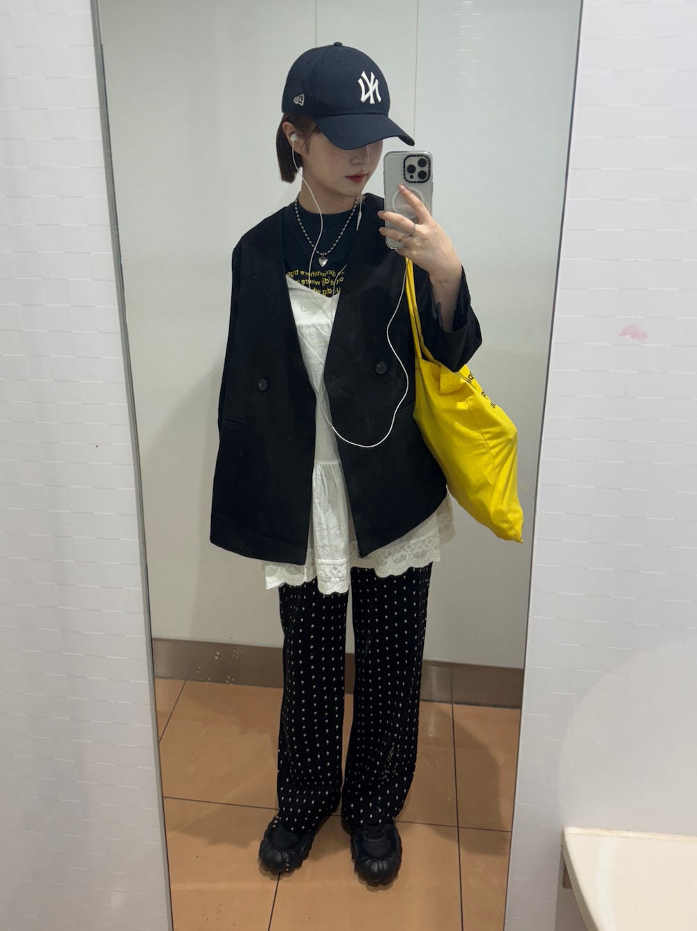 「ワンピース、やっぱり帽子が好き、レイヤードスタイル、ドット、レイヤード、ジャケット、レイヤードstyle、差し色コーデ、カラーコーデ、ミニワンピース、ワンピーススタイル、ワンピース×スニーカー、スニーカー、スニーカーコーデ、カジュアルコーデ」｜「ampmの【ampm】ドット柄レースベルト付きスウェットパンツ（スウェットパンツ、ブラック系）」を使った、あやかさん（骨格ウェーブ・レディース・162cm）の春コーディネートの1枚目の写真