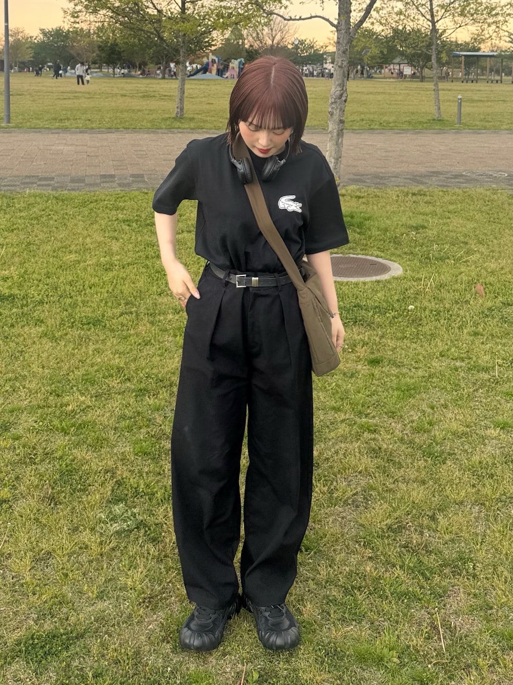 「最近のいい感じコーデ、LACOSTE、ラコステ、PR、ブラックコーデ、ブラック、スラックス、スラックスパンツ、スラックス×スニーカー、スニーカー、スニーカーコーデ、ワントーンコーデ、差し色コーデ、シンプルコーデ、カジュアル」｜「LA VORAGINEのショルダーバッグ（ショルダーバッグ、グリーン系）」を使った、あやかさん（骨格ウェーブ・レディース・162cm）の春コーディネートの1枚目の写真