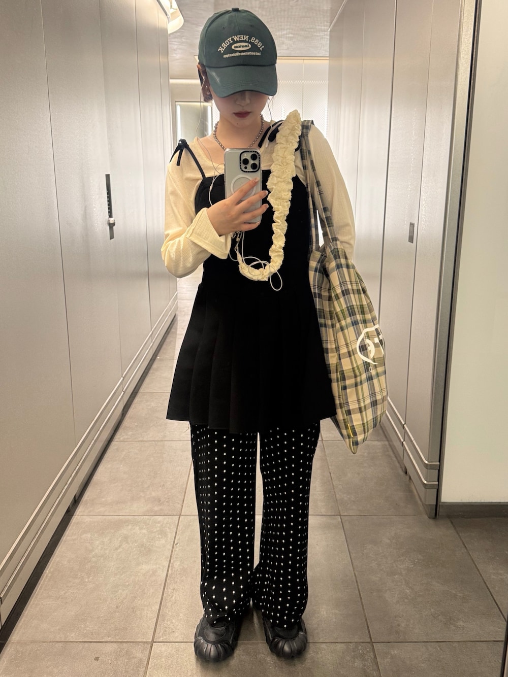 「やっぱり帽子が好き、アメカジ、パンツスタイル、差し色コーデ、キャップ、キャップコーデ、ドット、ドットパンツ、ドット柄、カジュアル、カジュアルガーリー、カジュアルコーデ、レイヤードスタイル、レイヤード、レイヤードワンピース」｜「Me%のジャガードクシュクシュモバイルショルダー 113869（スマホグッズ、ホワイト系）」を使った、あやかさん（骨格ウェーブ・レディース・162cm）の春コーディネートの1枚目の写真