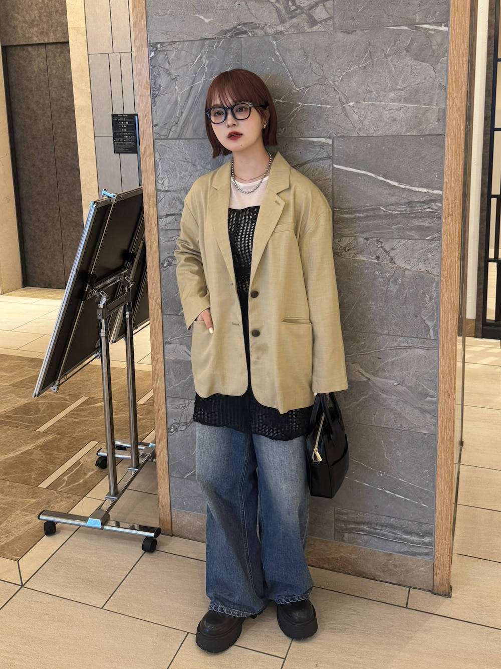 「休日スタイル、春コーデ、シアートップス、レイヤードスタイル、レイヤード、ワンピースコーデ、ワンピース、ジャケット、デニム、キレイめカジュアル、ラフコーデ、雨の日コーデ、カジュアル、カジュアルコーデ、ダテメガネ」｜「DISCOATのシアーラメプリントロングスリーブTシャツ（Tシャツ/カットソー、ホワイト系）」を使った、あやかさん（骨格ウェーブ・レディース・162cm）の春コーディネートの1枚目の写真