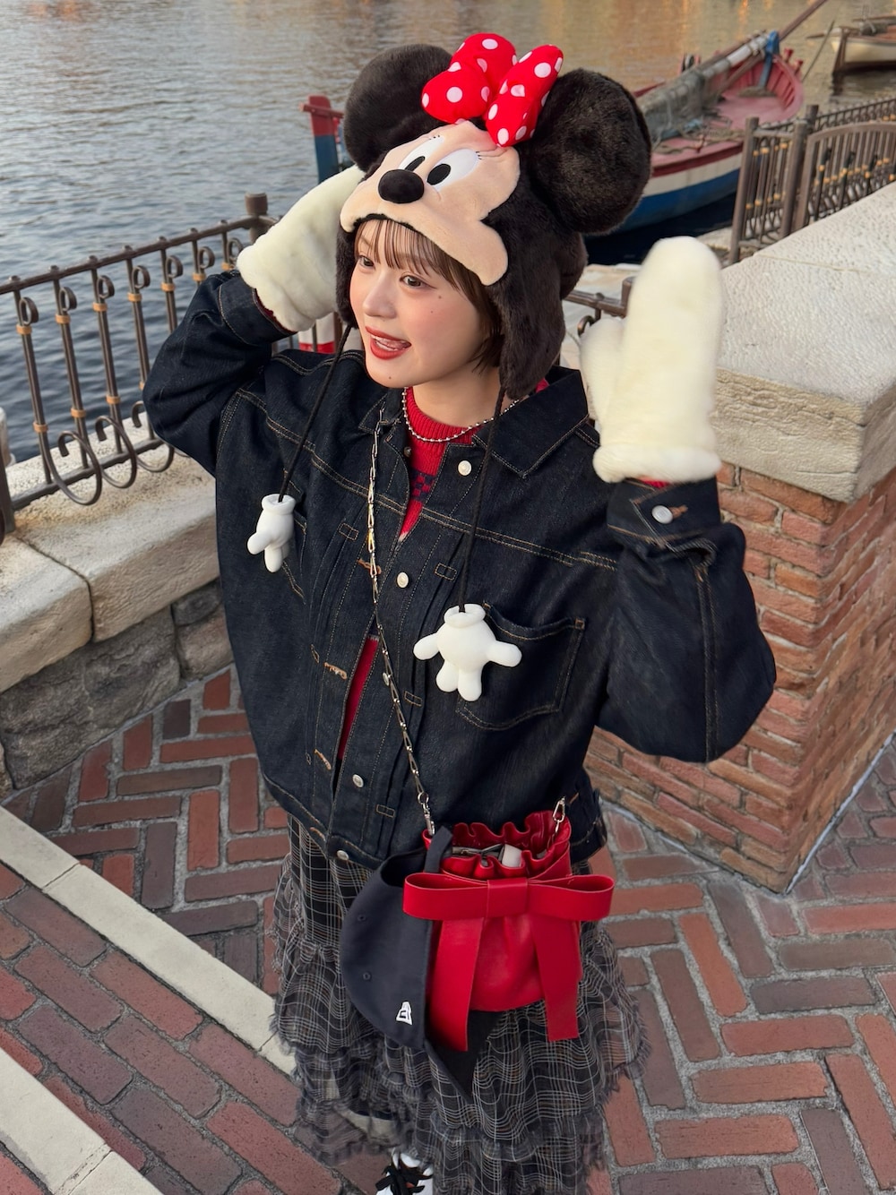 「ディズニーコーデ、ミニーちゃん、デニムジャケット、デニムコーデ、差し色コーデ、チェックスカート、冬コーデ、セーター」｜「BONLECILLのルーズデニムジャケット/Gジャン（デニムジャケット、ブルー系）」を使った、あやかさん（骨格ウェーブ・レディース・162cm）の冬コーディネートの1枚目の写真