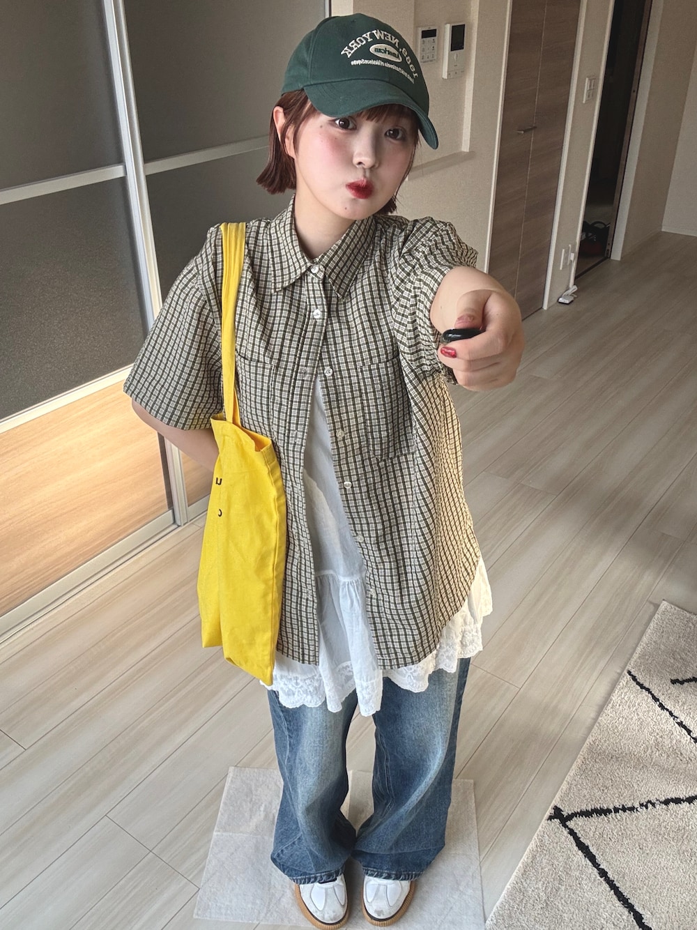 「やっぱり帽子が好き、レイヤードスタイル、レイヤード、差し色コーデ、チェックシャツ、チェック、ミニワンピース、ミニワンピ、スニーカーコーデ、カラーコーデ、デニム、デニムパンツ、シャツスタイル、トートバッグ、キャップ」｜「CIAOPANIC TYPYの【UNISEX】ポコポコチェック半袖シャツ（シャツ/ブラウス、グリーン系）」を使った、あやかさん（骨格ウェーブ・レディース・162cm）の春コーディネートの1枚目の写真