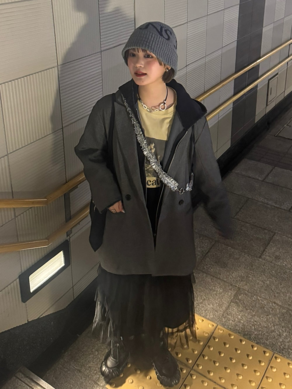 「今日のコーデ、ジャケット/アウター、モノトーンコーデ、JEANASiS、パーカーコーデ、グレー、休日スタイル、ゆるコーデ、モード、モードストリート、カジュアルコーデ、ストリートコーデ、メンズライクコーデ」｜「JEANASISのBOXYテーラードジャケット/146523（テーラードジャケット、グレー系）」を使った、あやかさん（骨格ウェーブ・レディース・162cm）の冬コーディネートの1枚目の写真