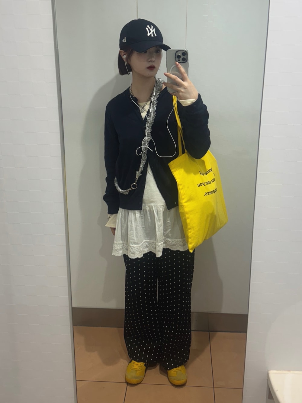 「ドット、ドット柄、ドットパンツ、レイヤードスタイル、レイヤード、フリル、ワンピース、ミニワンピース、パンツスタイル、カーディガン、差し色コーデ、春コーデ、カジュアル、休日コーデ、通勤コーデ」｜「NEW ERAのNEW ERA/ニューエラ 940 New York Yankees/ヤンキース（キャップ、ブルー系）」を使った、あやかさん（骨格ウェーブ・レディース・162cm）の春コーディネートの1枚目の写真