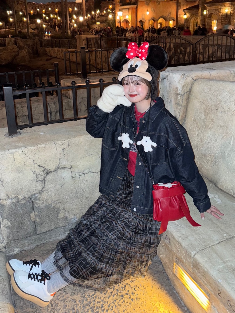 「デニムジャケット、ディズニーコーデ、ディズニー、今日のコーデ、プチプラ、チェックスカート、デニムコーデ、ミニー」｜「MOUSSYのHONDA JACQUARD ニットトップス（ニット/セーター、レッド系）」を使った、あやかさん（骨格ウェーブ・レディース・162cm）の春コーディネートの1枚目の写真