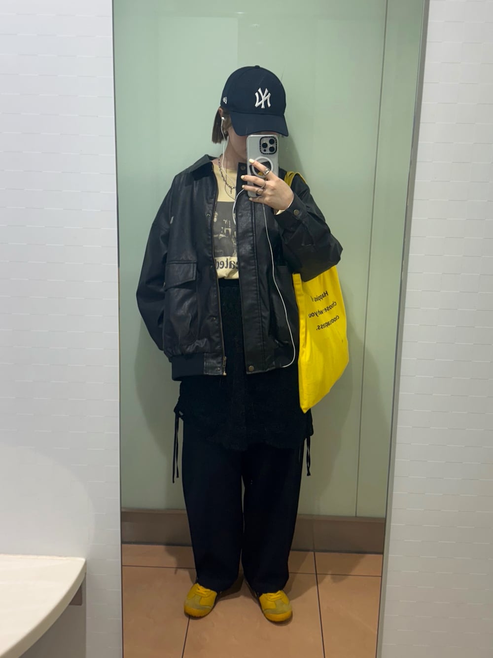 「キャップ、ロンT、プチプラ、春服、お出かけコーデ、レザージャケット、タックワイドパンツ、モードカジュアル、メンズライク、カジュアルコーデ、メンズライクコーデ、ストリートコーデ、ストリート、JEANASiS、キャップ女子」｜「JEANASISのレイヤードグラフィックプリントロンTEE/323003（Tシャツ/カットソー、ベージュ系）」を使った、あやかさん（骨格ウェーブ・レディース・162cm）の春コーディネートの1枚目の写真
