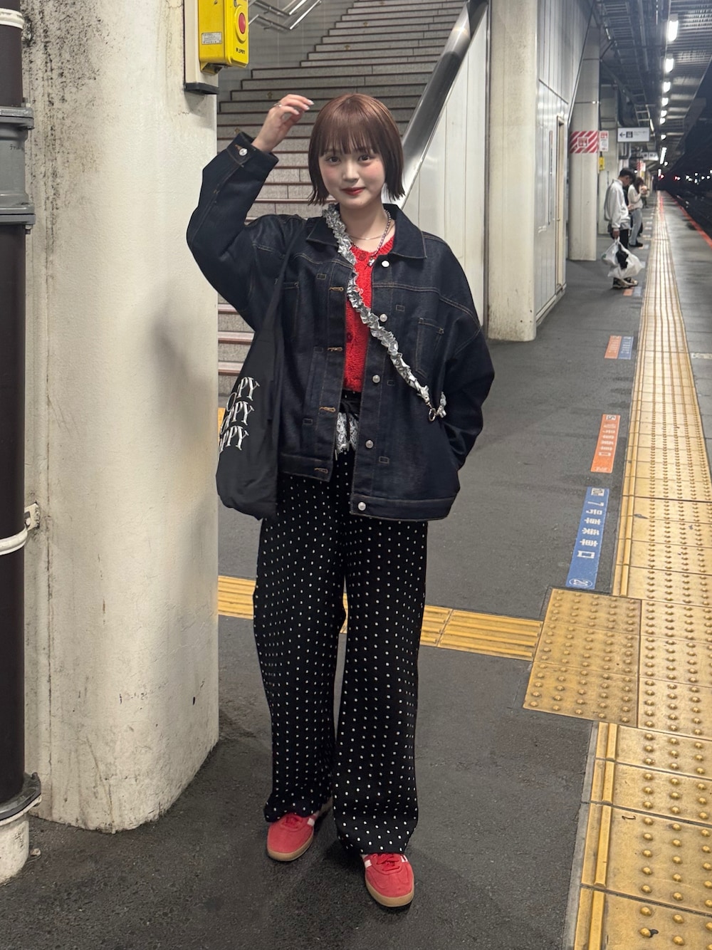 「レイヤードスタイル、ドット、ドット柄、今日のコーデ、ゆるコーデ、赤×黒、赤、差し色コーデ、パンツスタイル、楽チンコーデ、アメカジ、デニムジャケット、ジャケットコーデ、ガーリーコーデ、カジュアルコーデ」｜「EPIMI E'PIMMYの【ハンドウォッシャブル】ポケット付きコンパクトカーディガン（カーディガン/ボレロ、レッド系）」を使った、あやかさん（骨格ウェーブ・レディース・162cm）の春コーディネートの1枚目の写真