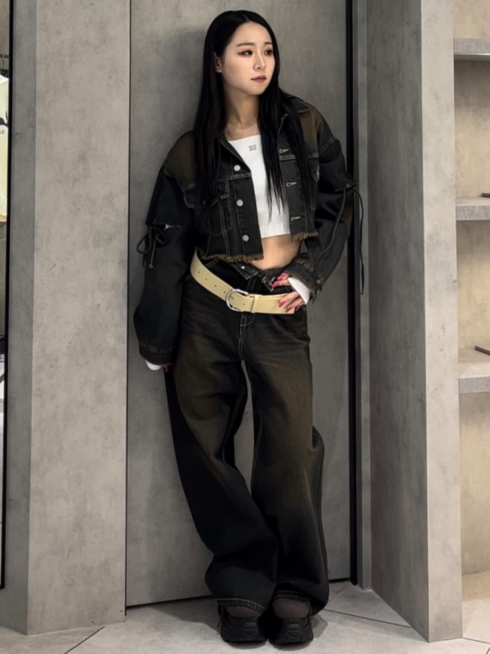 ブルー系のデニムジャケット、ホワイト系のニット/セーター、ブルー系のデニムパンツを着用したレディースの冬コーディネートの1枚目の写真