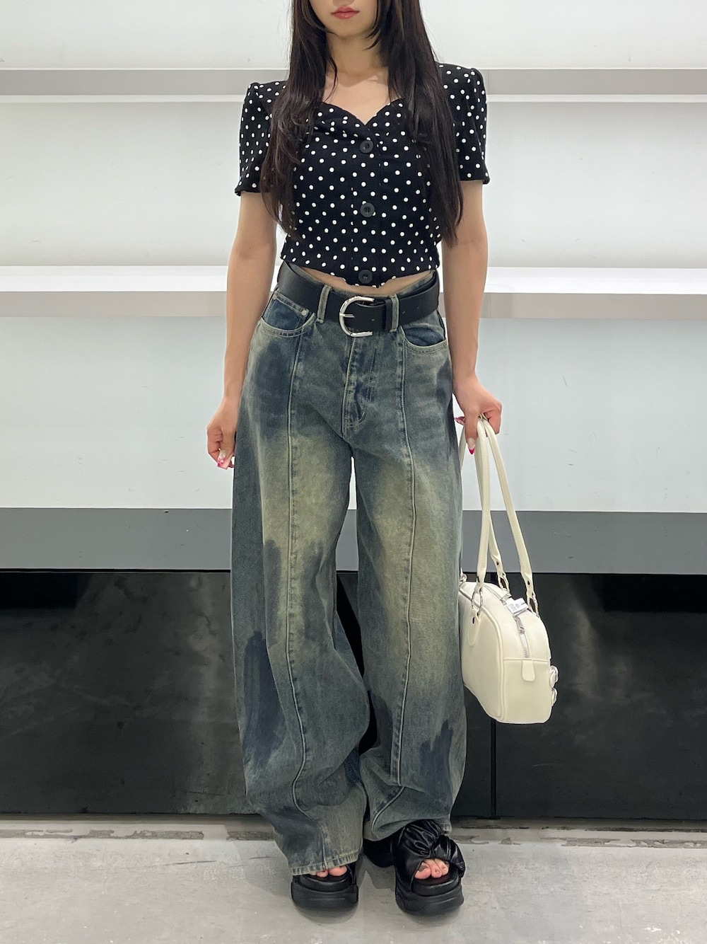 その他のTシャツ/カットソー、ホワイト系のハンドバッグ、ブルー系のデニムパンツを着用したレディースの夏コーディネートの1枚目の写真