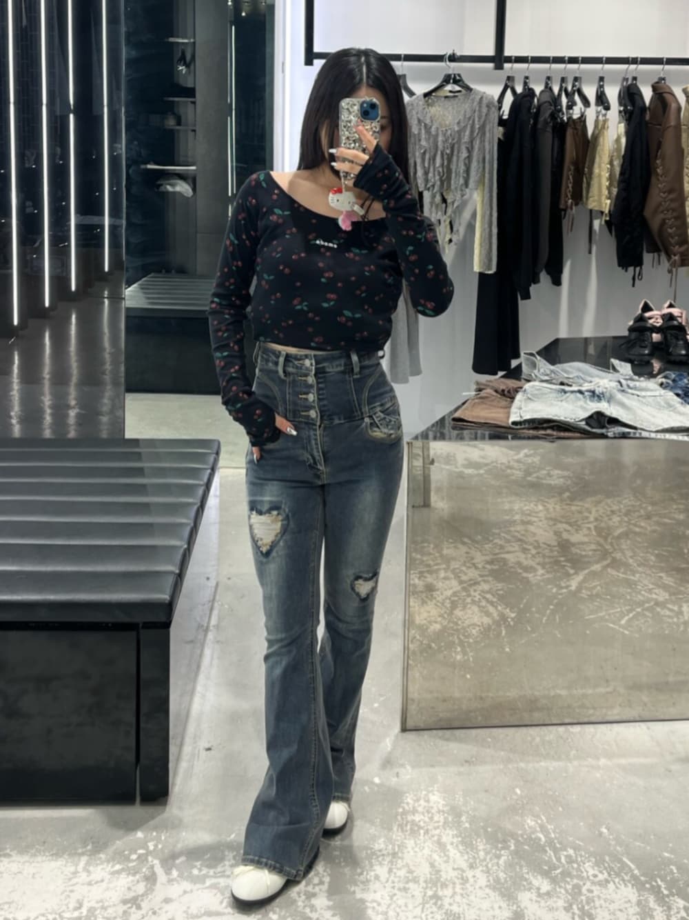 ホワイト系のスニーカー、ブルー系のデニムパンツ、ブラック系のTシャツ/カットソーを着用したレディースの春コーディネートの1枚目の写真