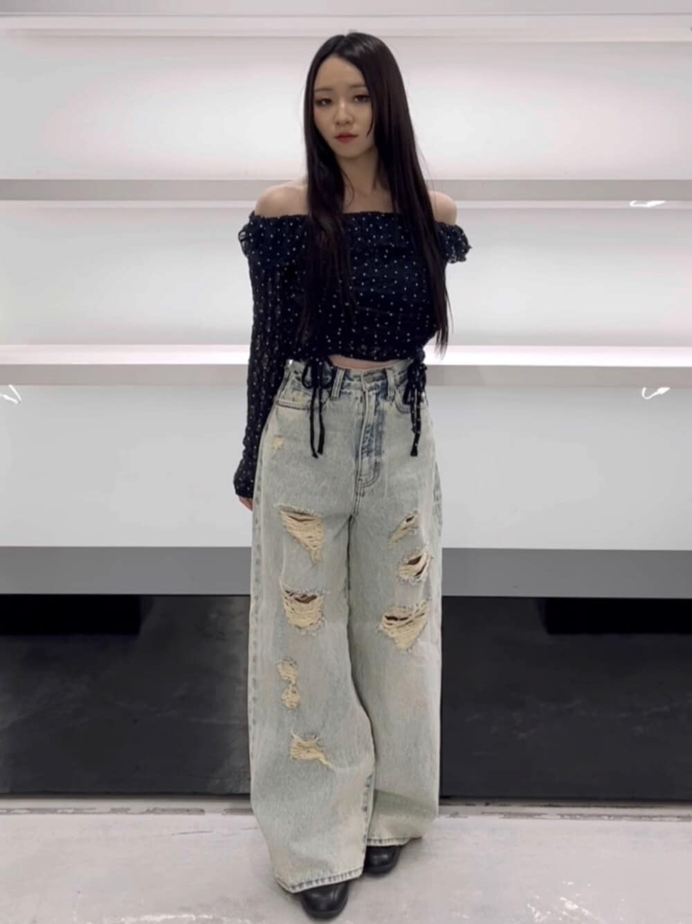 ブラック系のスニーカー、ブルー系のTシャツ/カットソー、ブルー系のデニムパンツを着用したレディースの春コーディネートの1枚目の写真