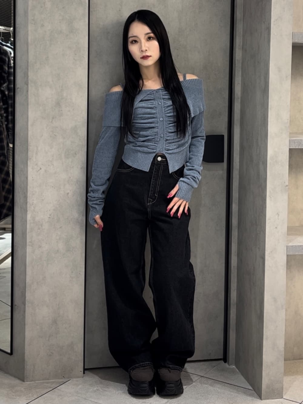 ブルー系のニット/セーター、ブルー系のデニムパンツ、グリーン系のスニーカーを着用したレディースの冬コーディネートの1枚目の写真