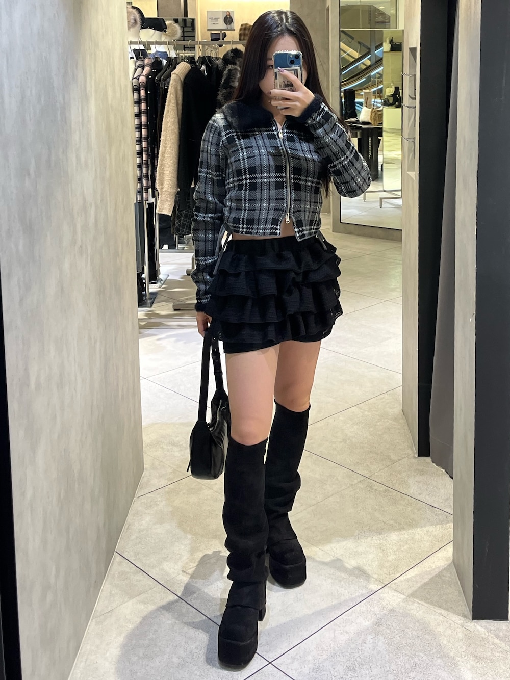 ブラック系のブーツ、ブラック系のニット/セーター、ブラック系のその他パンツを着用したレディースの冬コーディネートの1枚目の写真