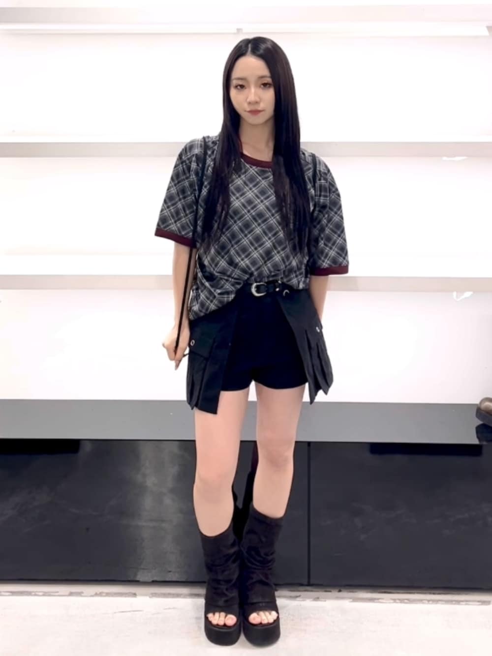 ブラック系のTシャツ/カットソー、ブラック系のスカート、ブラック系のバックパック/リュックを着用したレディースの春コーディネートの1枚目の写真