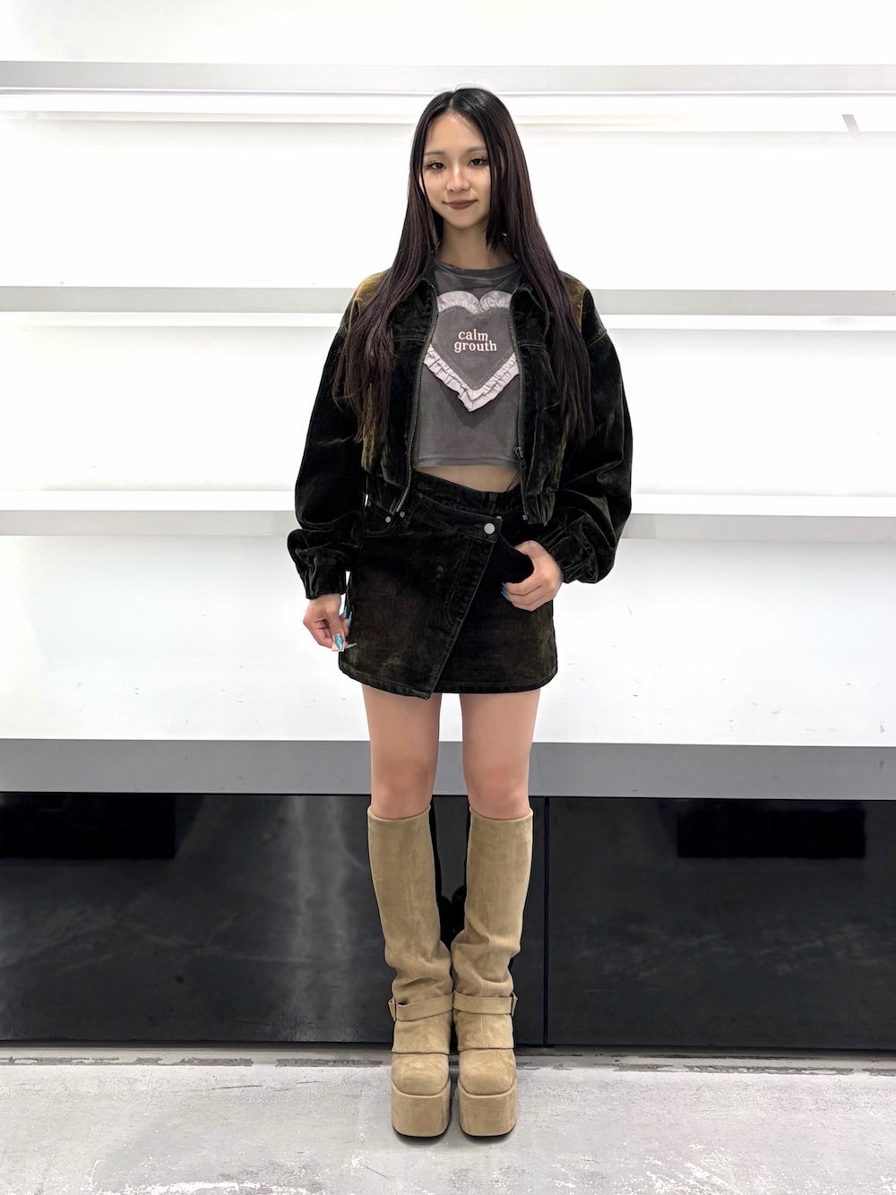 グリーン系のブルゾン、グレー系のTシャツ/カットソー、グリーン系のスカートを着用したレディースの夏コーディネートの1枚目の写真