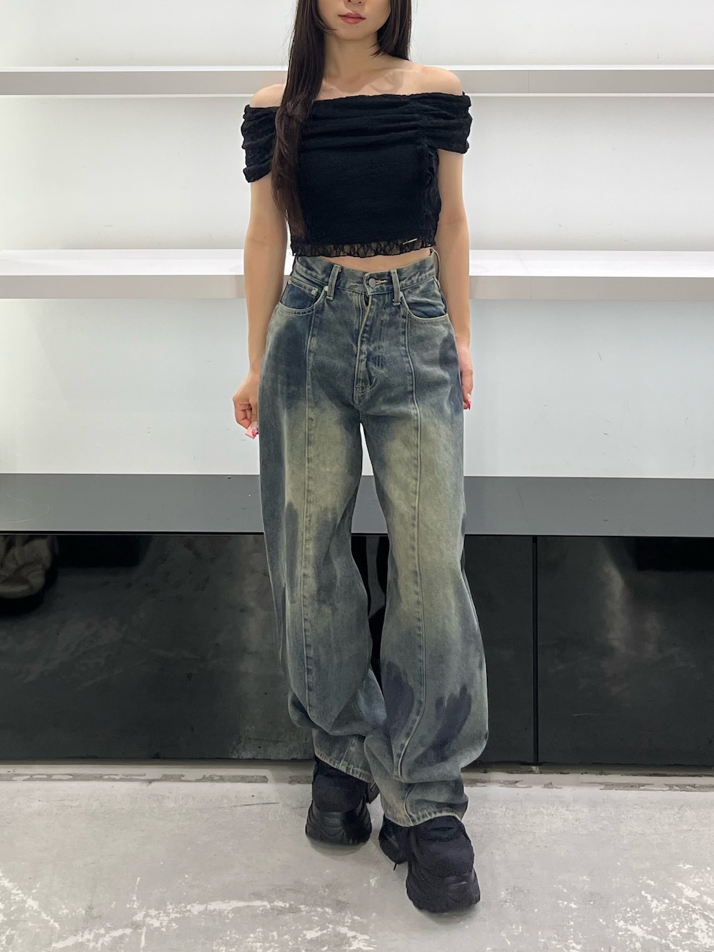 ブラック系のスニーカー、ブルー系のデニムパンツ、ブラック系のTシャツ/カットソーを着用したレディースの夏コーディネートの1枚目の写真