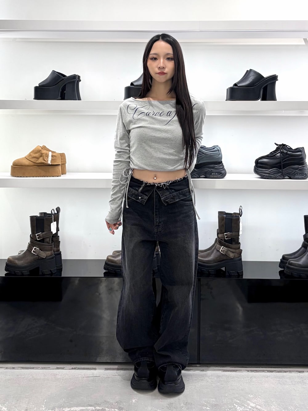 グレー系のTシャツ/カットソー、ブラック系のデニムパンツ、ブラック系のスニーカーを着用したレディースの夏コーディネートの1枚目の写真
