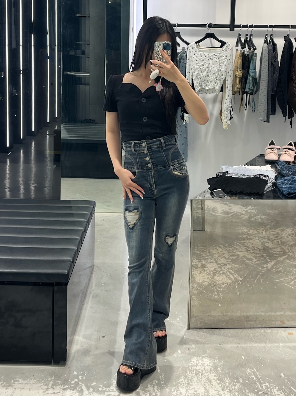 ブラック系のTシャツ/カットソー、ブルー系のデニムパンツ、ブラック系のサンダルを着用したレディースの春コーディネートの1枚目の写真