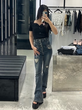 「EMODA（エモダ）のフロントボタンショートトップ（Tシャツ/カットソー、ブラック系）」を使った、関口優香さん（レディース・155cm）の春コーディネート