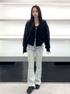 「EMODA（エモダ）のシアーニットフーディ（パーカー、ブラック系）」を使った、関口優香さん（レディース・155cm）の春コーディネート