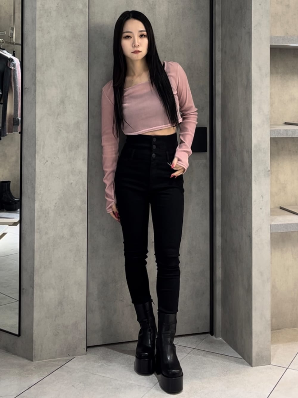 ピンク系のTシャツ/カットソー、ブラック系のデニムパンツ、ブラック系のブーツを着用したレディースの冬コーディネートの1枚目の写真